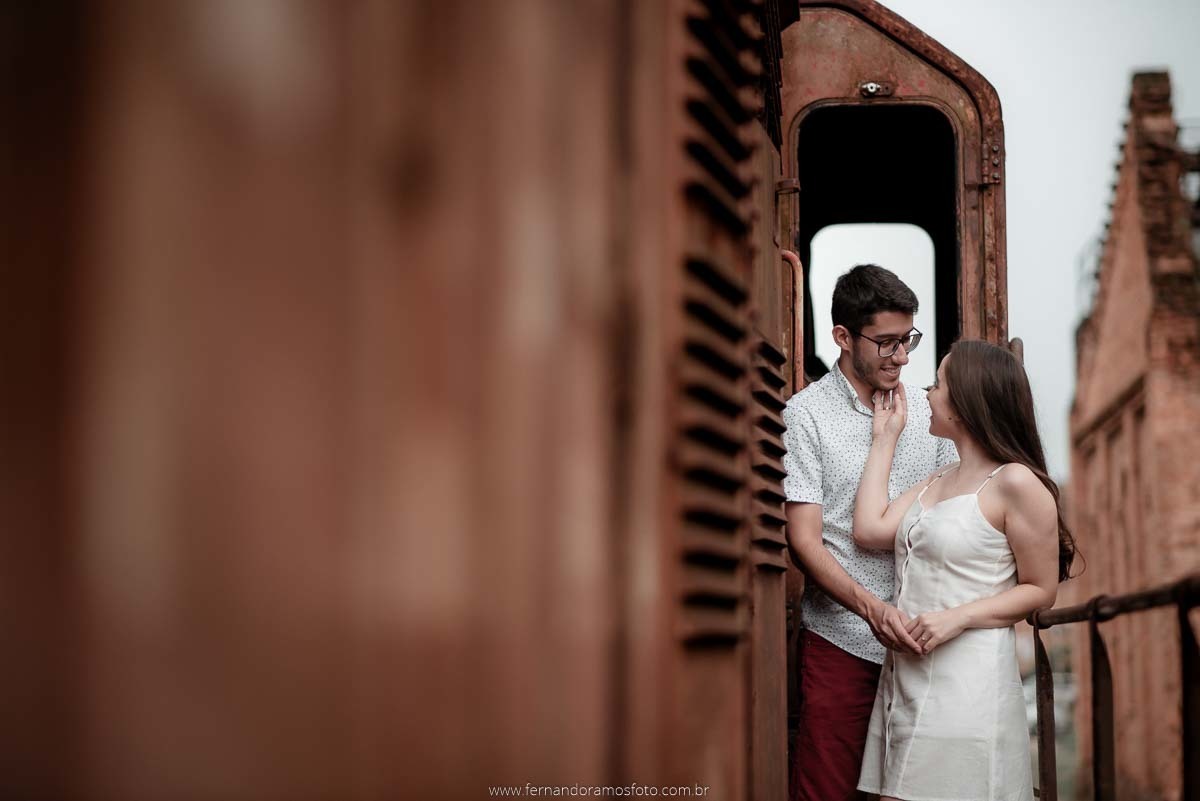 ENSAIO PRE-CASAMENTO EM JUNDIAÍ, FOTOGRAFO DE CASAMENTO, SAVE THE DATE, ENSAIO PRÉ-WEDDING, FATEC JUNDIAÍ, ENSAIO EM LOCAL ABANDONADO, TRENS ABANDONADOS