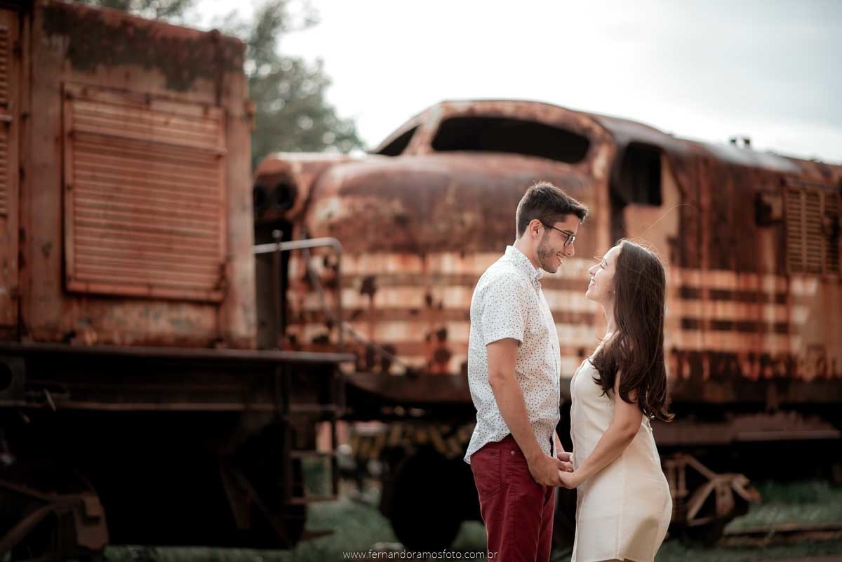 ENSAIO PRE-CASAMENTO EM JUNDIAÍ, FOTOGRAFO DE CASAMENTO, SAVE THE DATE, ENSAIO PRÉ-WEDDING, FATEC JUNDIAÍ, ENSAIO EM LOCAL ABANDONADO, TRENS ABANDONADOS