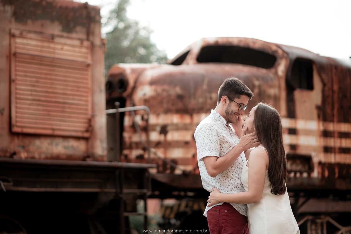 ENSAIO PRE-CASAMENTO EM JUNDIAÍ, FOTOGRAFO DE CASAMENTO, SAVE THE DATE, ENSAIO PRÉ-WEDDING, FATEC JUNDIAÍ, ENSAIO EM LOCAL ABANDONADO, TRENS ABANDONADOS
