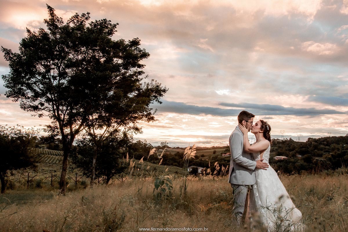 FOTO DE CASAMENTO AO AR LIVRE, CASAMENTO DE DIA, LOCAL PARA CASAMENTO NO INTERIOR DE SÃO PAULO, FOTÓGRAFO DE CASAMENTO, FOTO DE CASAMENTO, CASAMENTO EM JUNDIAÍ, CAFÉ COLONIAL BELLA MATTINA,  FOTOS ESPONTÂNEAS, ENSAIO PRÉ-CASAMENTO, FOTOS NO POR DO SOL