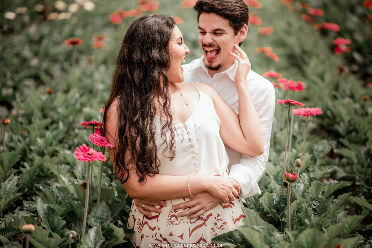 ENSAIO PRÉ-CASAMENTO, HOLAMBRA, THEOS TURISMO, FOTÓGRAFO DE CASAMENTO EM CAMPINAS, PRÉ-WEDDING EM CAMPINAS, FOTO DE ENSAIO PRÉ-CASAMENTO, ENSAIO PRÉ-WEDDING EM HOLAMBRA, ENSAIO FOTOGRÁFICO AO AR LIVRE, ENSAIO PRÉ-WEDDING NO CAMPO, PLANTAÇÃO DE FLORES