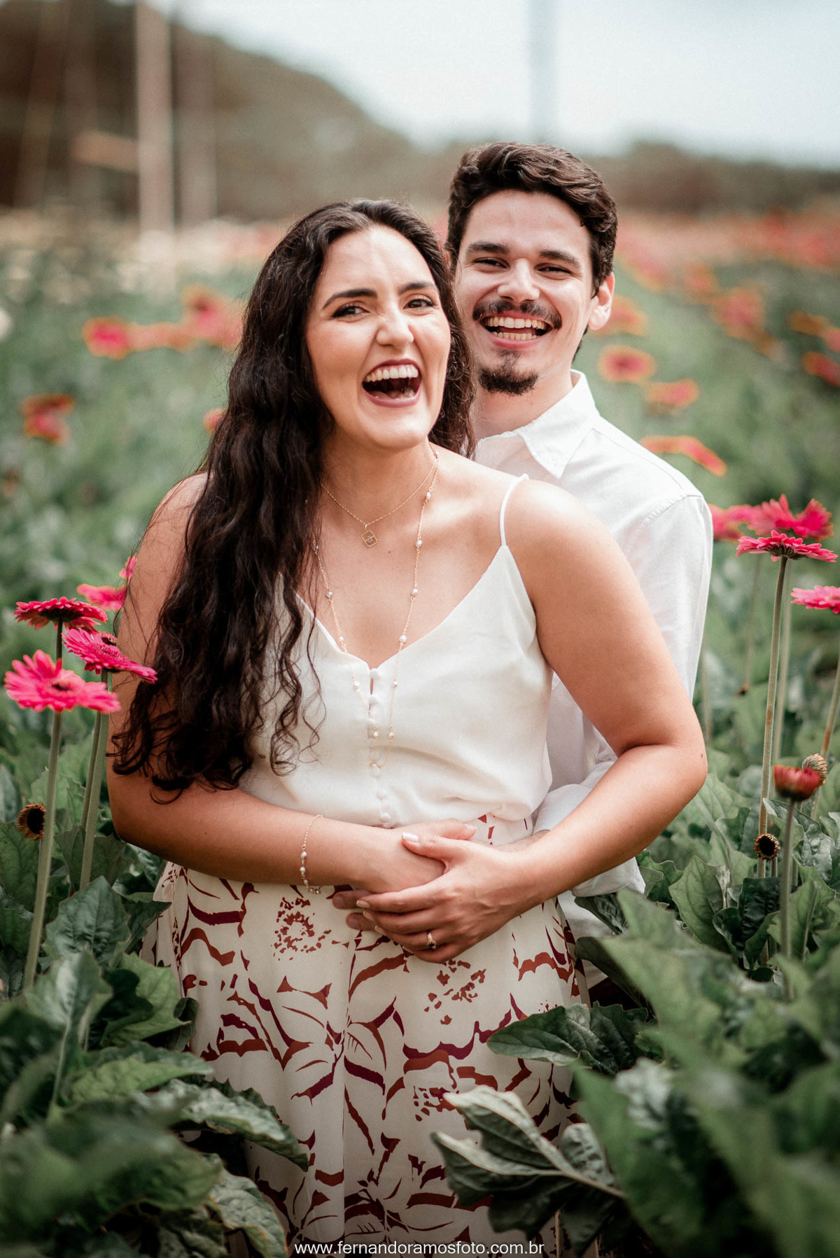 ENSAIO PRÉ-CASAMENTO, HOLAMBRA, THEOS TURISMO, FOTÓGRAFO DE CASAMENTO EM CAMPINAS, PRÉ-WEDDING EM CAMPINAS, FOTO DE ENSAIO PRÉ-CASAMENTO, ENSAIO PRÉ-WEDDING EM HOLAMBRA, ENSAIO FOTOGRÁFICO AO AR LIVRE, ENSAIO PRÉ-WEDDING NO CAMPO, PLANTAÇÃO DE FLORES
