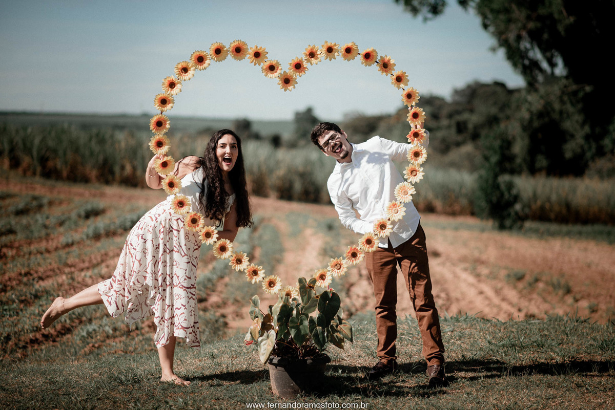 ENSAIO PRÉ-CASAMENTO, HOLAMBRA, THEOS TURISMO, FOTÓGRAFO DE CASAMENTO EM CAMPINAS, PRÉ-WEDDING EM CAMPINAS, FOTO DE ENSAIO PRÉ-CASAMENTO, CASAMENTO, ENSAIO PRÉ-WEDDING EM HOLAMBRA, GIRASSOL, ENSAIO FOTOGRÁFICO AO AR LIVRE, ENSAIO PRÉ-WEDDING NO CAMPO