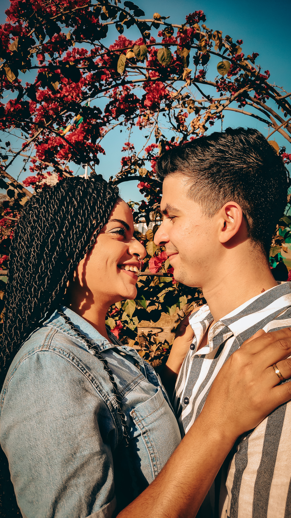 casal feliz se olhando