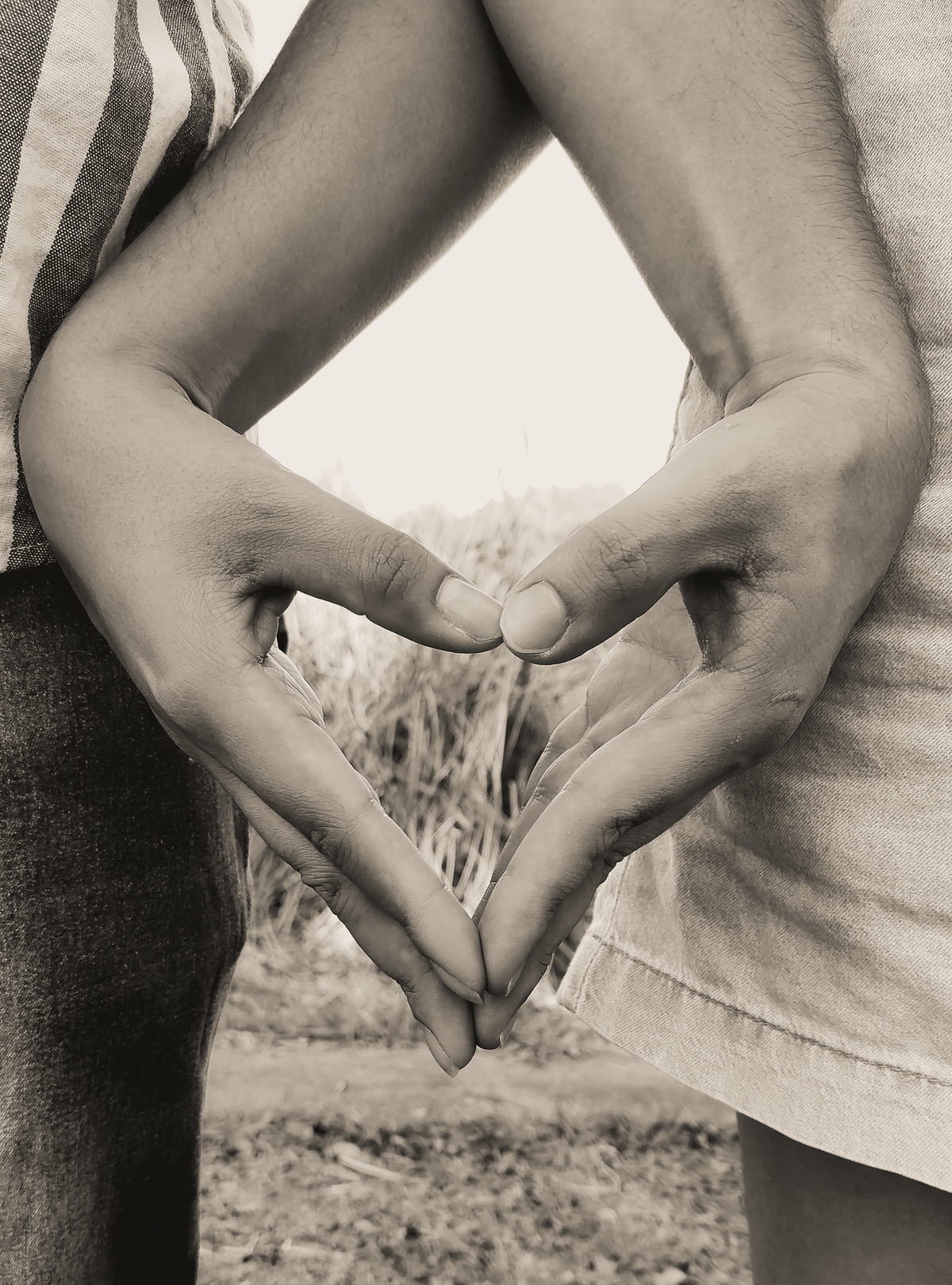 mãos em formato de coração