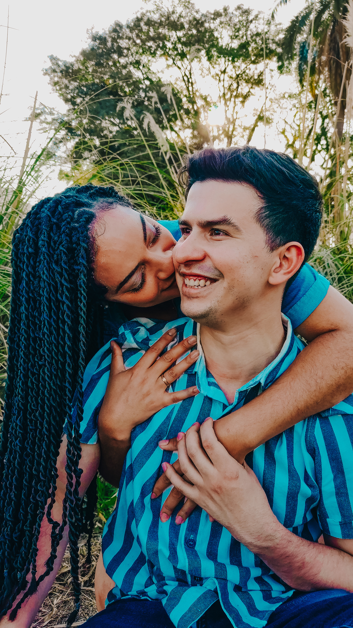casal feliz, noiva abraçando noivo