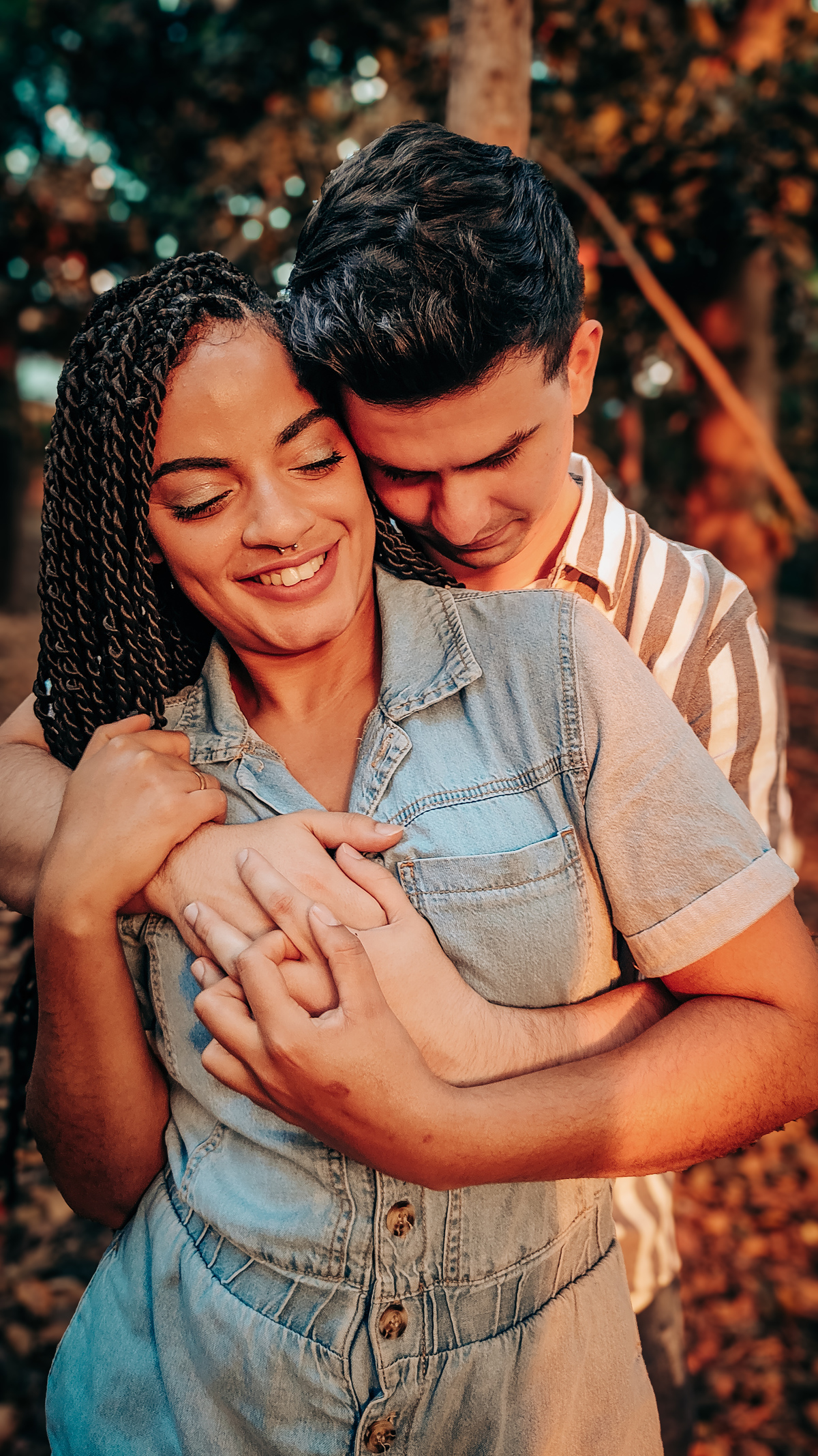 casal feliz, noivo abraçando noiva