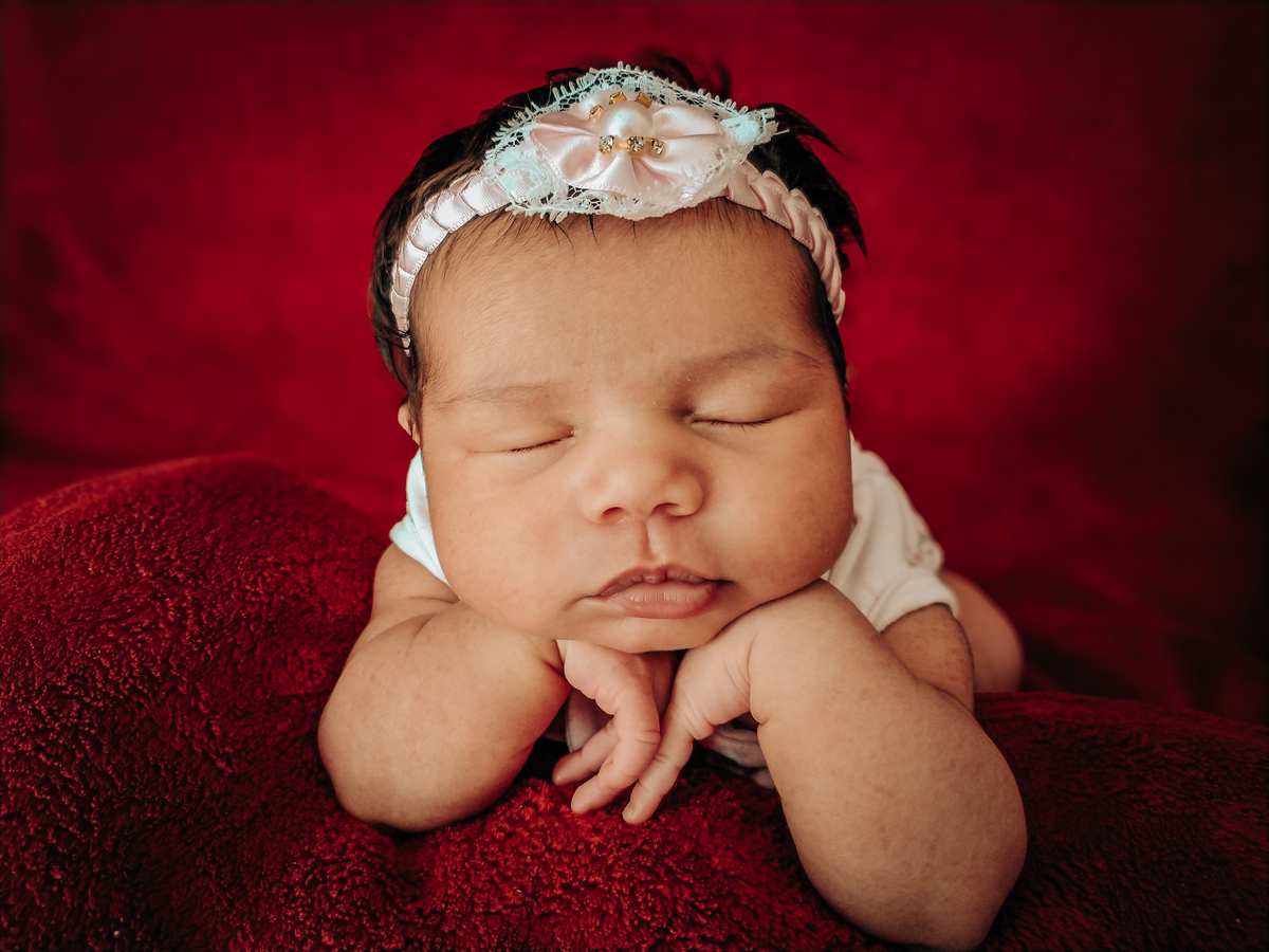 Recém nascida de bruços