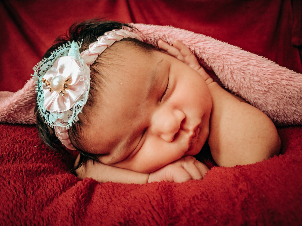 Recém nascida de bruços