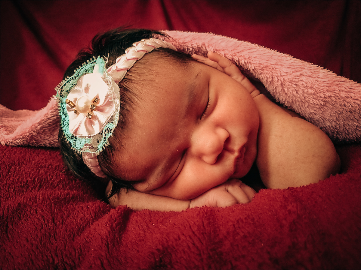 Recém nascida de bruços