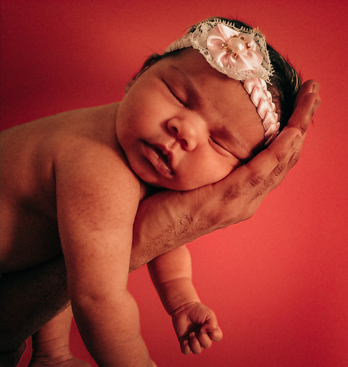 Recém nascida de bruços na posição de tigre na arvore