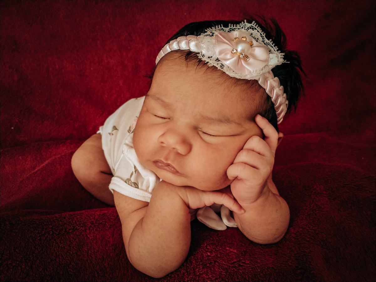 Recém nascida de bruços