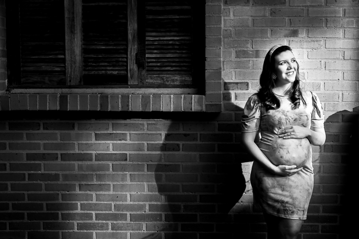 gestante encostada numa casa olhando para o sol - ensaio de gestante- mãe de primeira viagem - ensaio de gesatnte em caxias do sul - fotografo de gestante em caxias do sul  - fotógrafa de gestante - fotos de gestante - suneryfotografia

