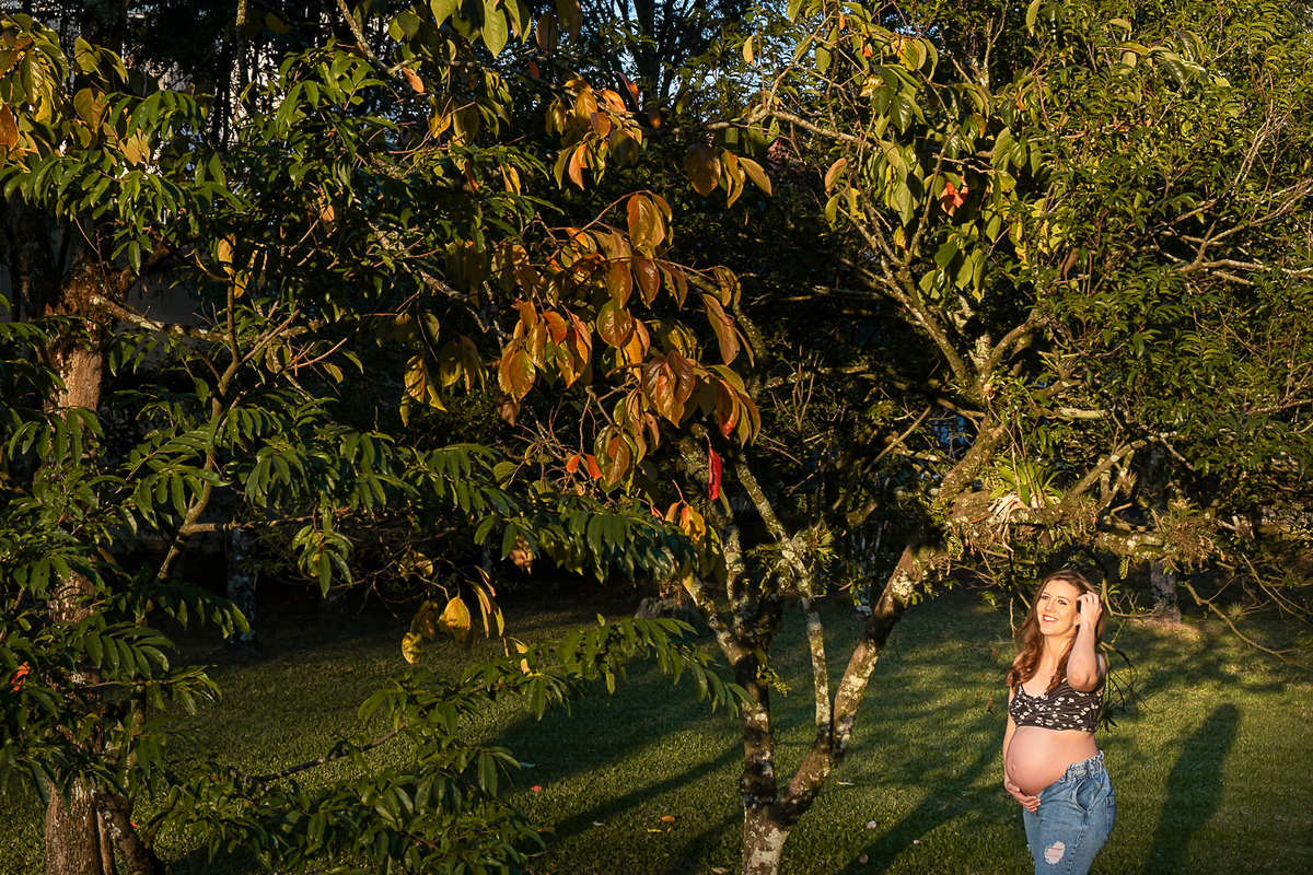 ensaio de gestante- mãe de primeira viagem - ensaio de gesatnte em caxias do sul - fotografo de gestante em caxias do sul  - fotógrafa de gestante - fotos de gestante - suneryfotografia- gestante embaixo de uma árvore-ensaio ao ar livre
