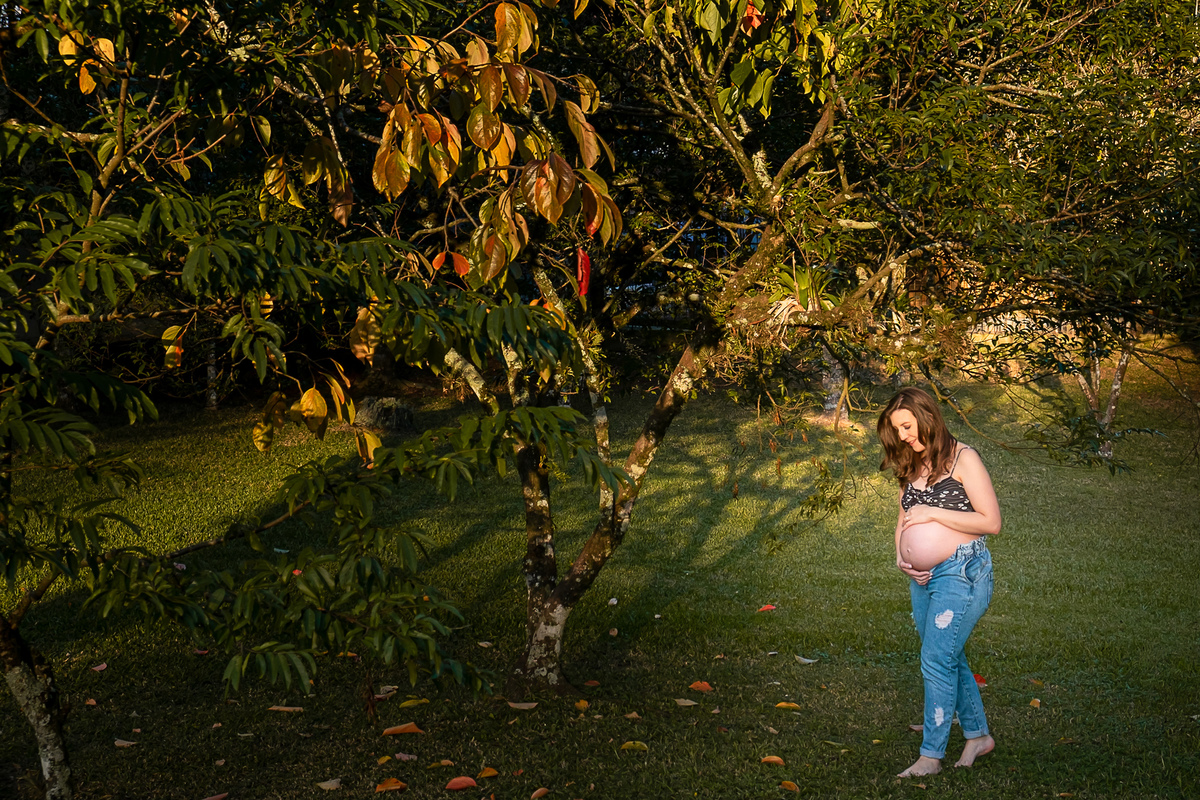 ensaio de gestante- mãe de primeira viagem - ensaio de gesatnte em caxias do sul - fotografo de gestante em caxias do sul  - fotógrafa de gestante - fotos de gestante - suneryfotografia - foto da gestante olhando para a barriga