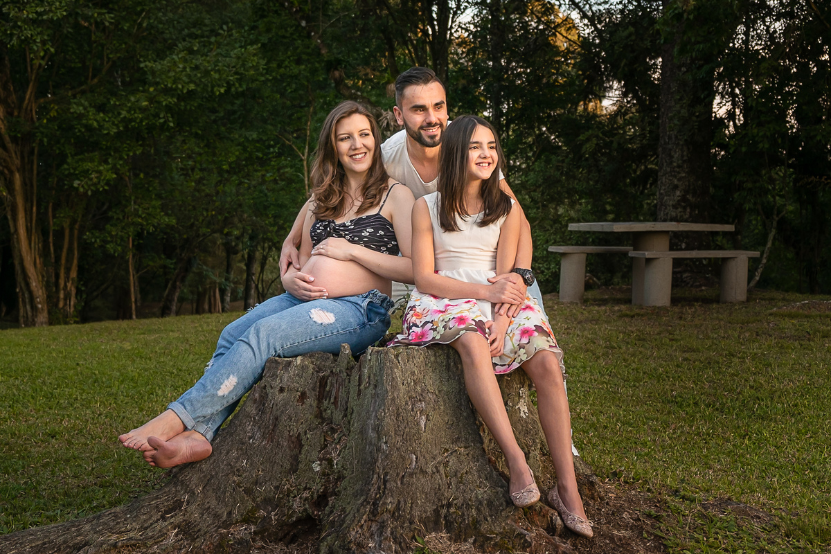 ensaio de gestante- mãe de primeira viagem - ensaio de gesatnte em caxias do sul - fotografo de gestante em caxias do sul  - fotógrafa de gestante - fotos de gestante - suneryfotografia- futuros papais com filha e enteada-ensaio ao ar livre