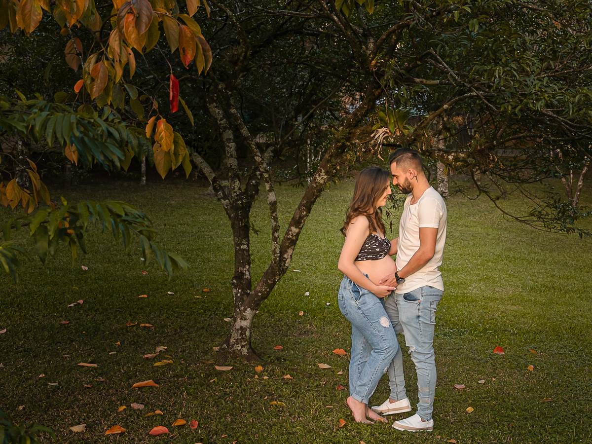 ensaio de gestante- mãe de primeira viagem - ensaio de gesatnte em caxias do sul - fotografo de gestante em caxias do sul  - fotógrafa de gestante - fotos de gestante - suneryfotografia-casa de futuros pais embaixo de uma árvore -ensaio ao ar livre