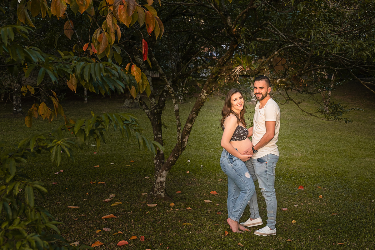 ensaio de gestante- mãe de primeira viagem - ensaio de gesatnte em caxias do sul - fotografo de gestante em caxias do sul  - fotógrafa de gestante - fotos de gestante - suneryfotografia =fotos dos futuros pais alegres e descontraídos