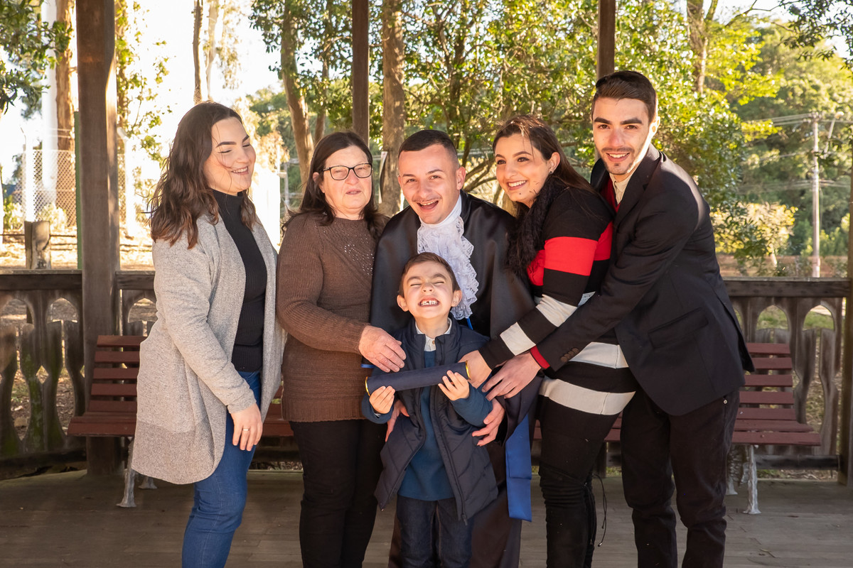 ensaio de formatura com a família-  foto de formatura - formando em rh - ensaio de formatura nos pavilhões da festa da uva - su nery fotografia- fotógrafo de formatura - fotógrafa serra gaúcha