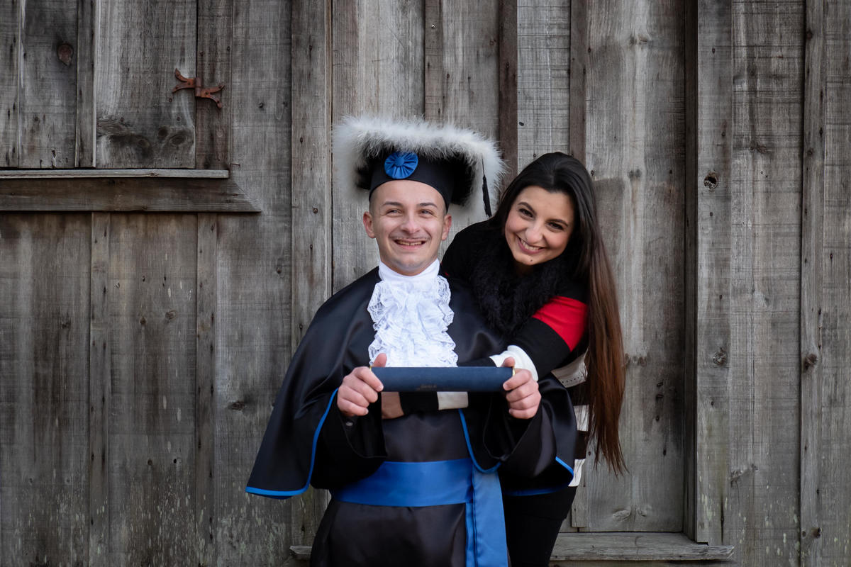 foto de formatura com a irmã - formando em rh -formatura em caxias do sul - festa de formatura - fotógrafo de festa de formatura - su nery fotografia