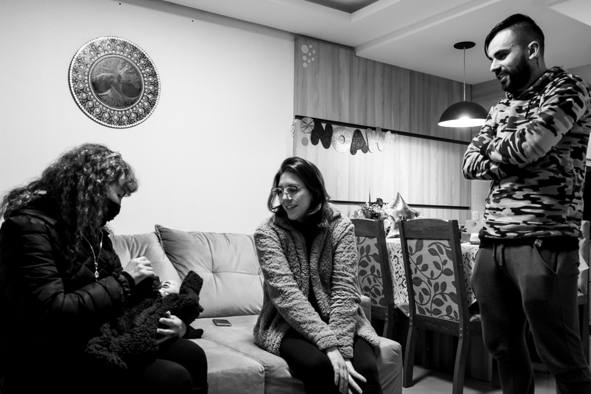 gestante- ensaio de gestante- fotógrafa serra gaúcha - vovó esperando o bebe-primeiro dia do bebe em casa- bem vindo a casa - bebe com a vovó e os pais