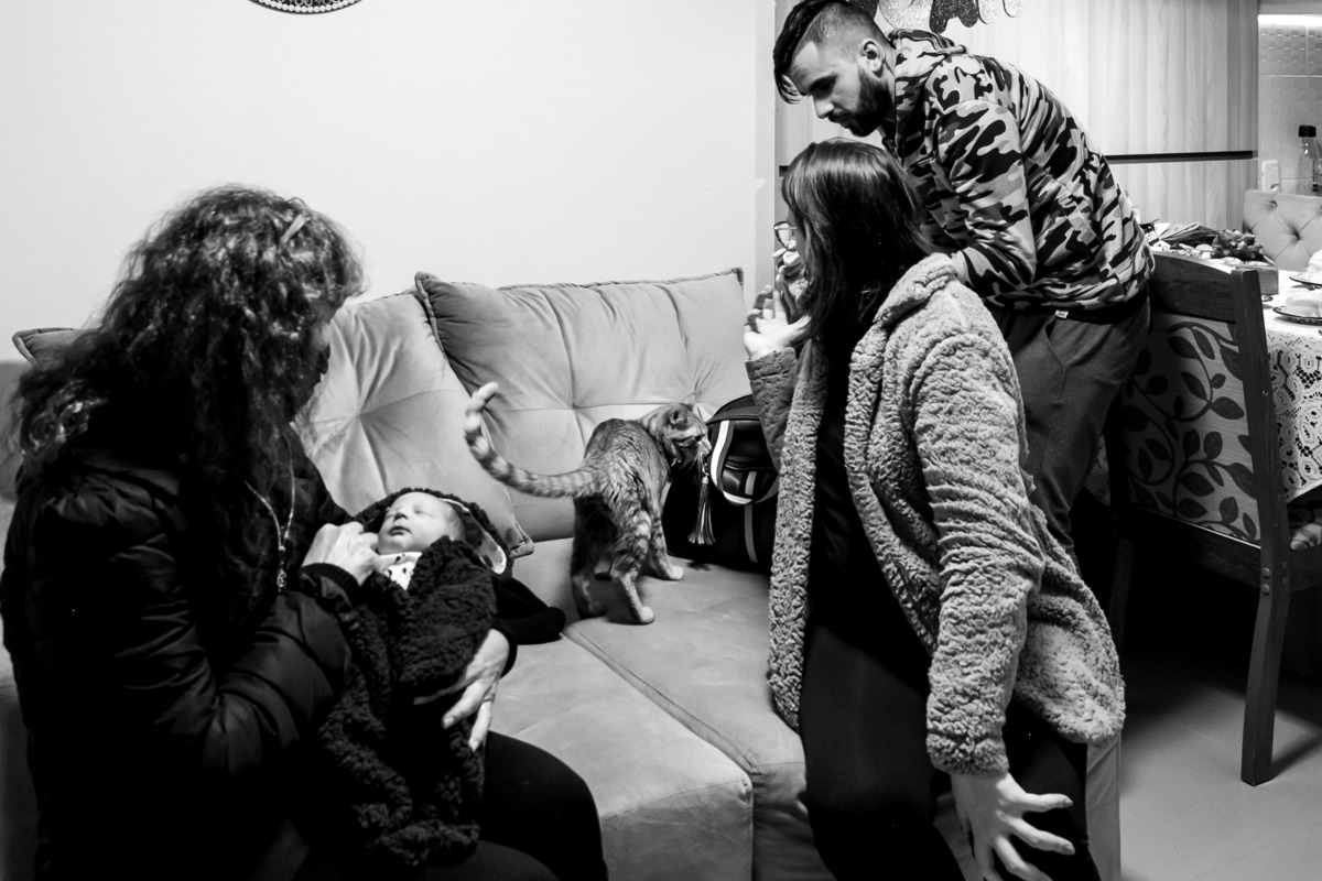 gestante- ensaio de gestante- fotógrafa serra gaúcha - vovó esperando o bebe-primeiro dia do bebe em casa- bem vindo a casa - bebe com a vovo, pais e gato-sunery fotografia