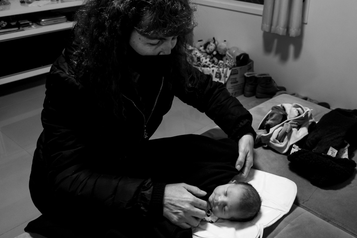 gestante- ensaio de gestante- fotógrafa serra gaúcha - vovó esperando o bebe-primeiro dia do bebe em casa- bem vindo a casa - vovo trocando o neto - su nery fotografia - fotógrafo serra gaúcha 