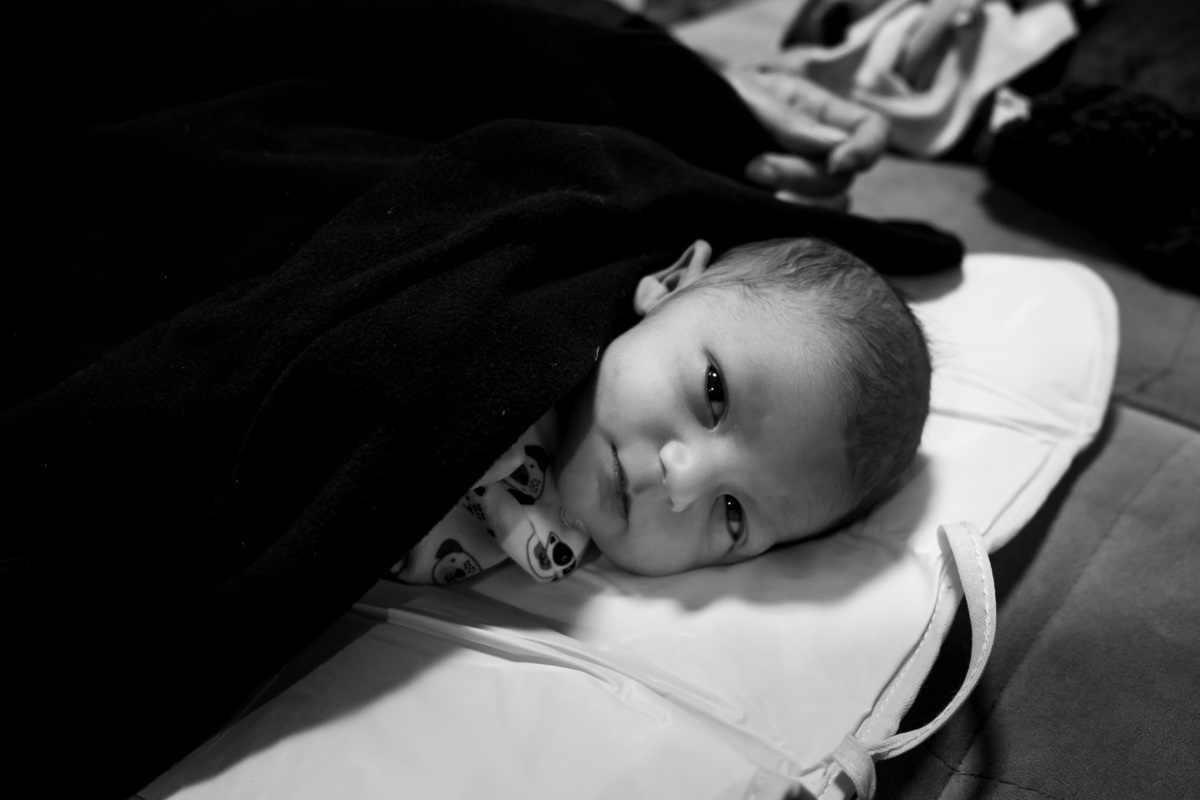 fotografa serra gaúcha - vovó esperando o bebe-primeiro dia do bebe em casa- bem vindo a casa - vovo trocando o neto - su nery fotografia - fotógrafo serra gaúcha 