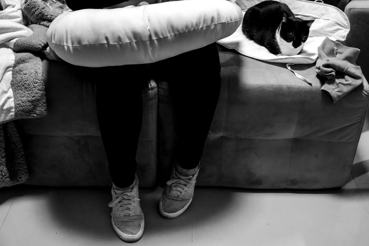 mamãe dando mamar com gato do lado - mamãe, bebe e gato - primeiro dia do bebe em casa - bem vindo a casa -  ensaio de família - 