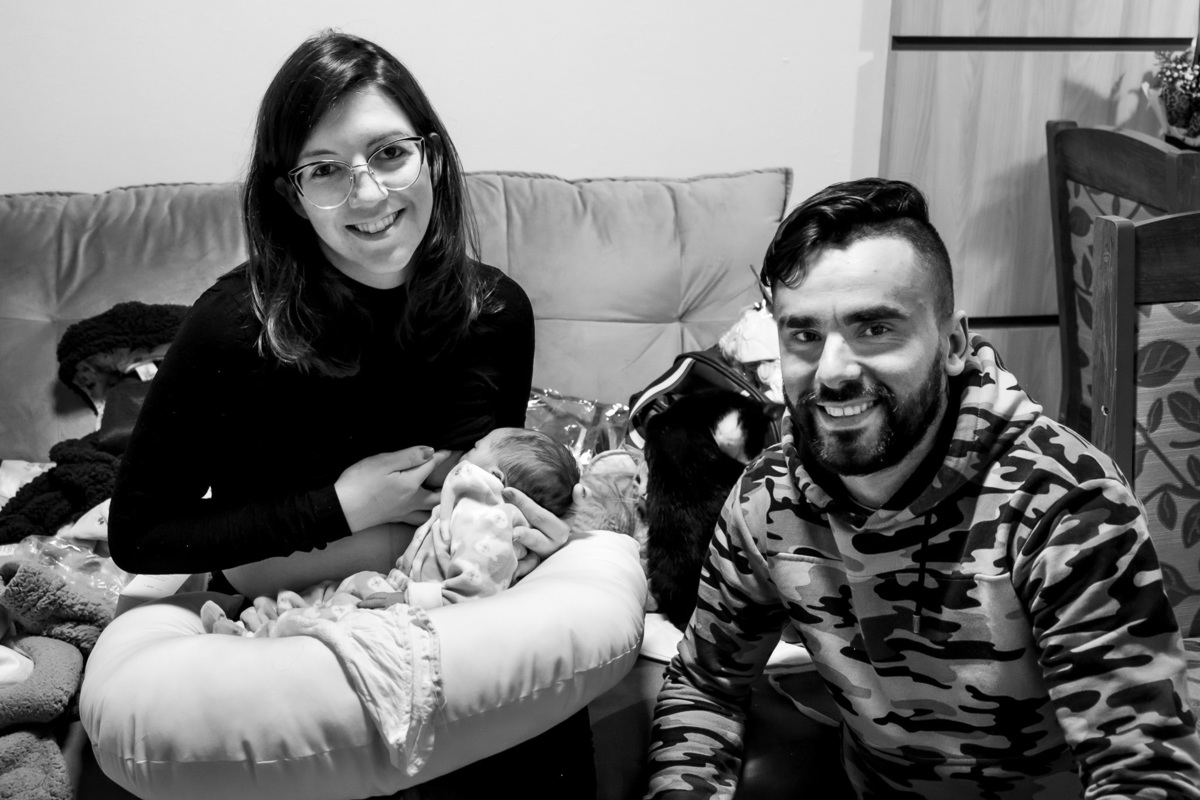 mamãe dando mamar com gato do lado - mamãe, bebe e gato - primeiro dia do bebe em casa - bem vindo a casa -  ensaio de família - 