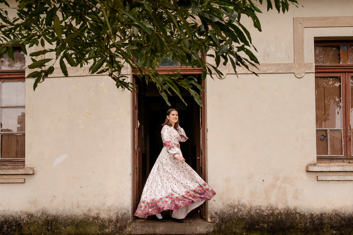 ensaio temático - ensaio semana farroupilha -su nery fotografia - fotógrafa caxias do sul -  fotógrafo serra gaúcha - foto de vestido de prenda - foto de prenda  -su nery fotografia- ensaio na estação férrea caxias do sul