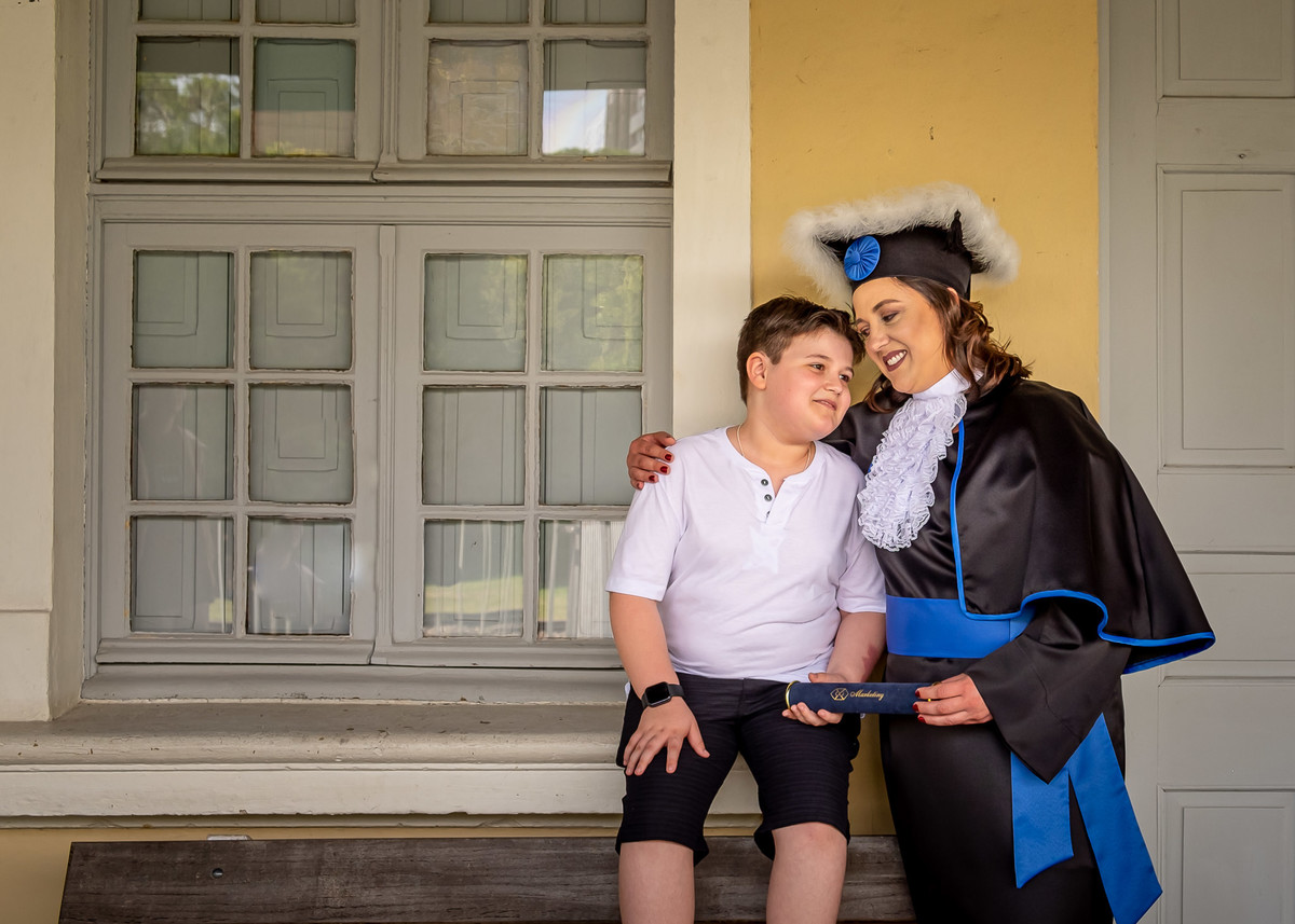 ensaio de formatura - fotógrafa de formatura - formanda em administração - formanda em marketing- ensaio de formatura com a família - sunery fotografia - fotógrafa caxias do sul - ensaio de formatura com filho - 