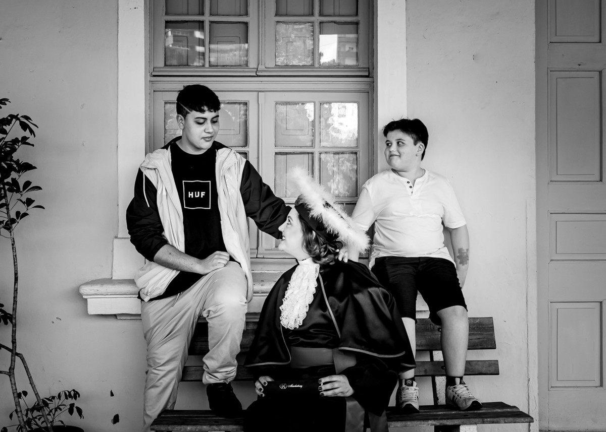 ensaio externo de formatura - fotógrafo de formatura em caxias do sul- formanda em marketing- ensaio de formatura com a família - sunery fotografia - fotógrafa caxias do sul - ensaio de formatura com filhos - ensaio de formatura na estação férrea