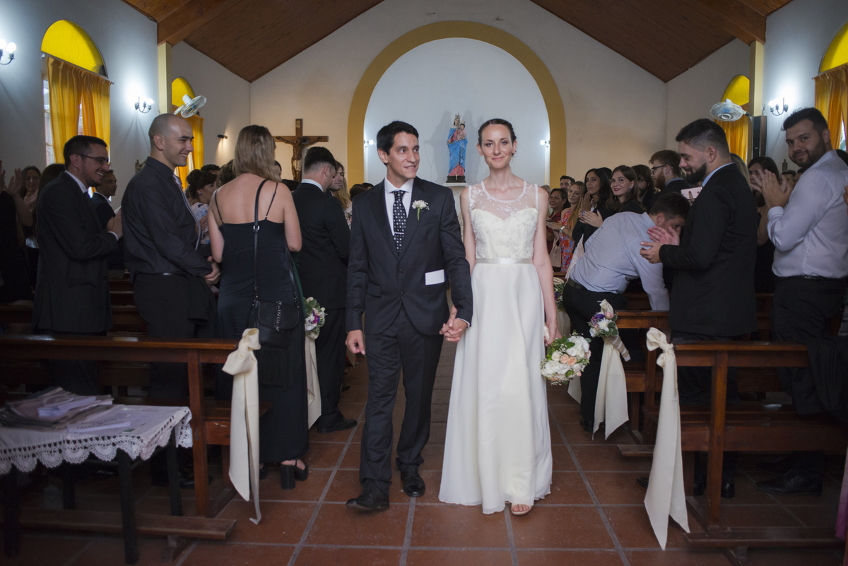 Cyn y Nico salen de la iglesia. La Celestina. Marcos Pasquare fotógrafo de bodas. Buenos Aires.