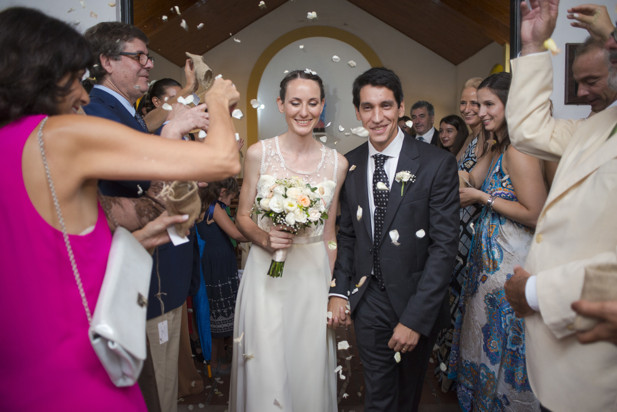 Le arrojan pétalos a ñps novios. La Celestina. Marcos Pasquare fotógrafo de bodas. Buenos Aires.