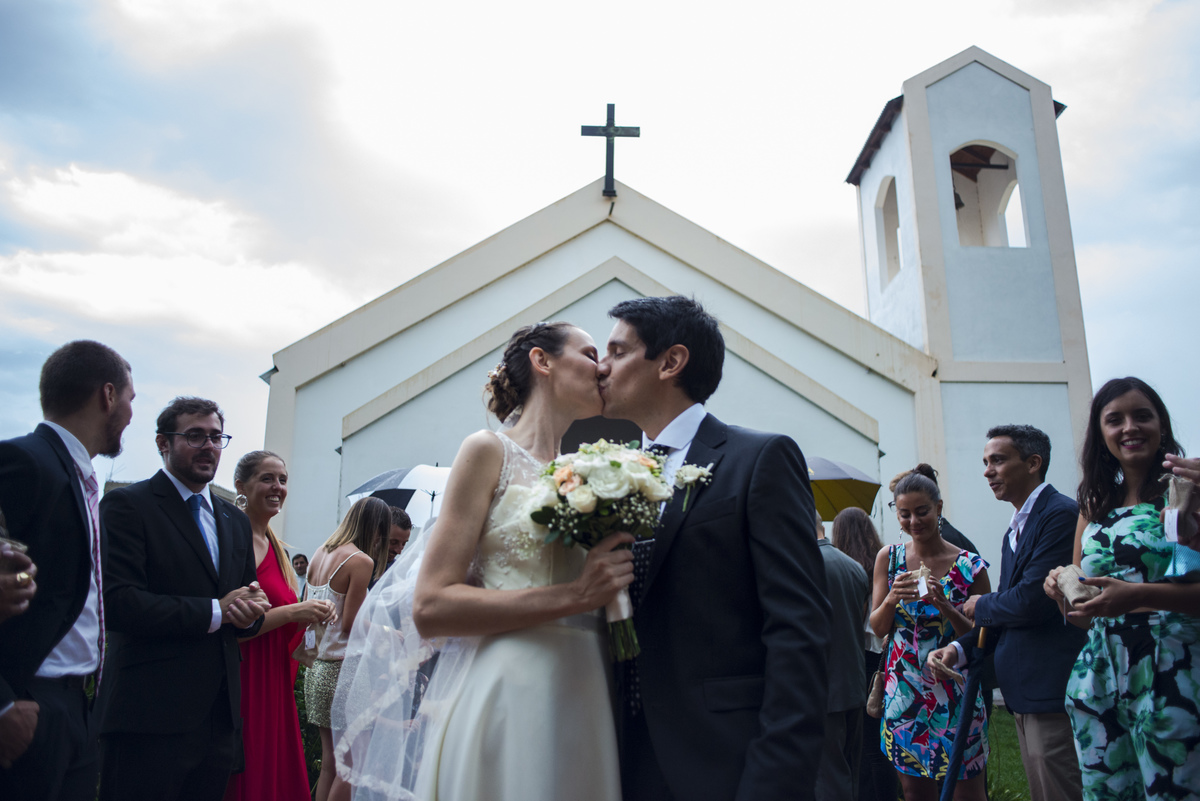 El beso en la puerta de la iglesia. La Celestina. Marcos Pasquare fotógrafo de bodas. Buenos Aires.