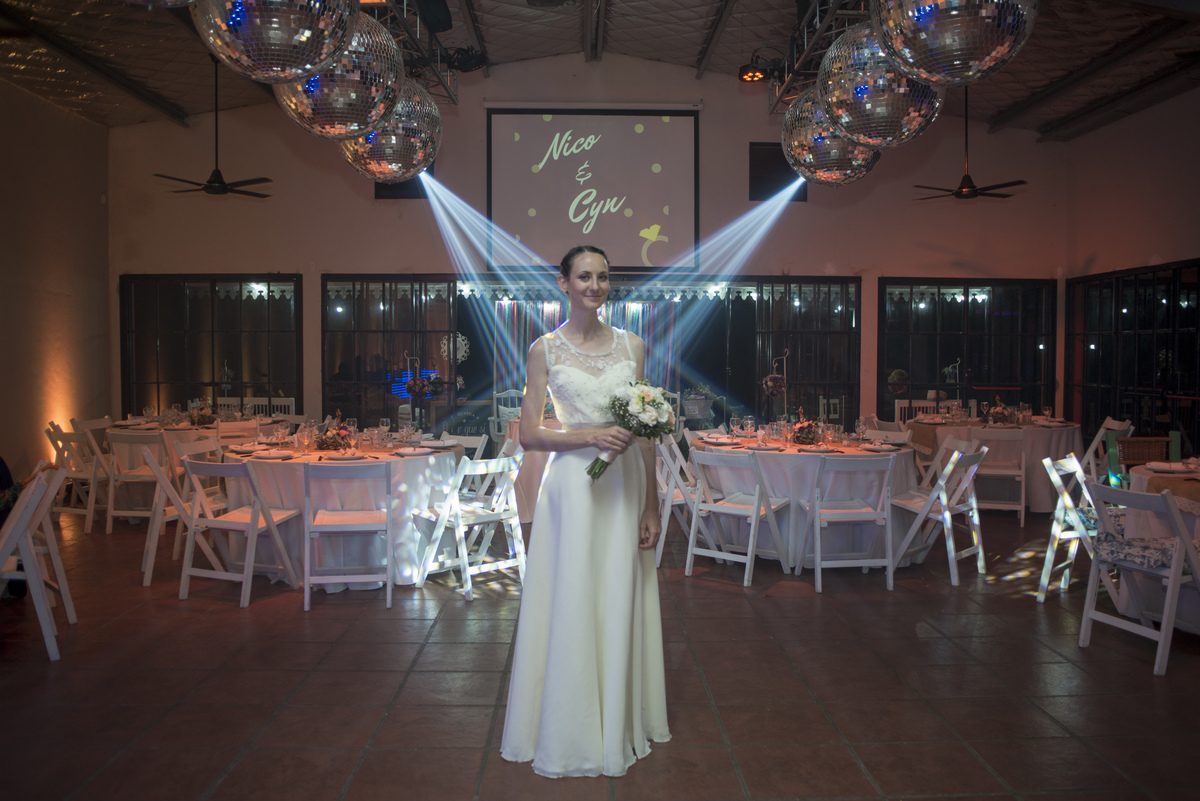 La novia, Cynthia en el centro del salón. La Celestina. Marcos Pasquare fotógrafo de bodas. Buenos Aires.