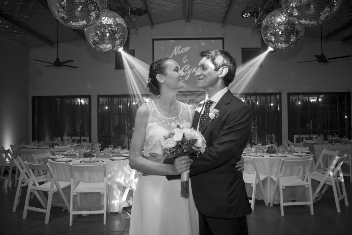 Ellos, disfrutando de un momento a solas. Blanco y negro. La Celestina. Marcos Pasquare fotógrafo de bodas. Buenos Aires.