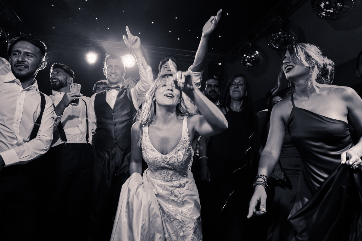 La novia la rompe toda en la pista. Foto blanco y negro. Liceo Naval, Nuñez, CABA.