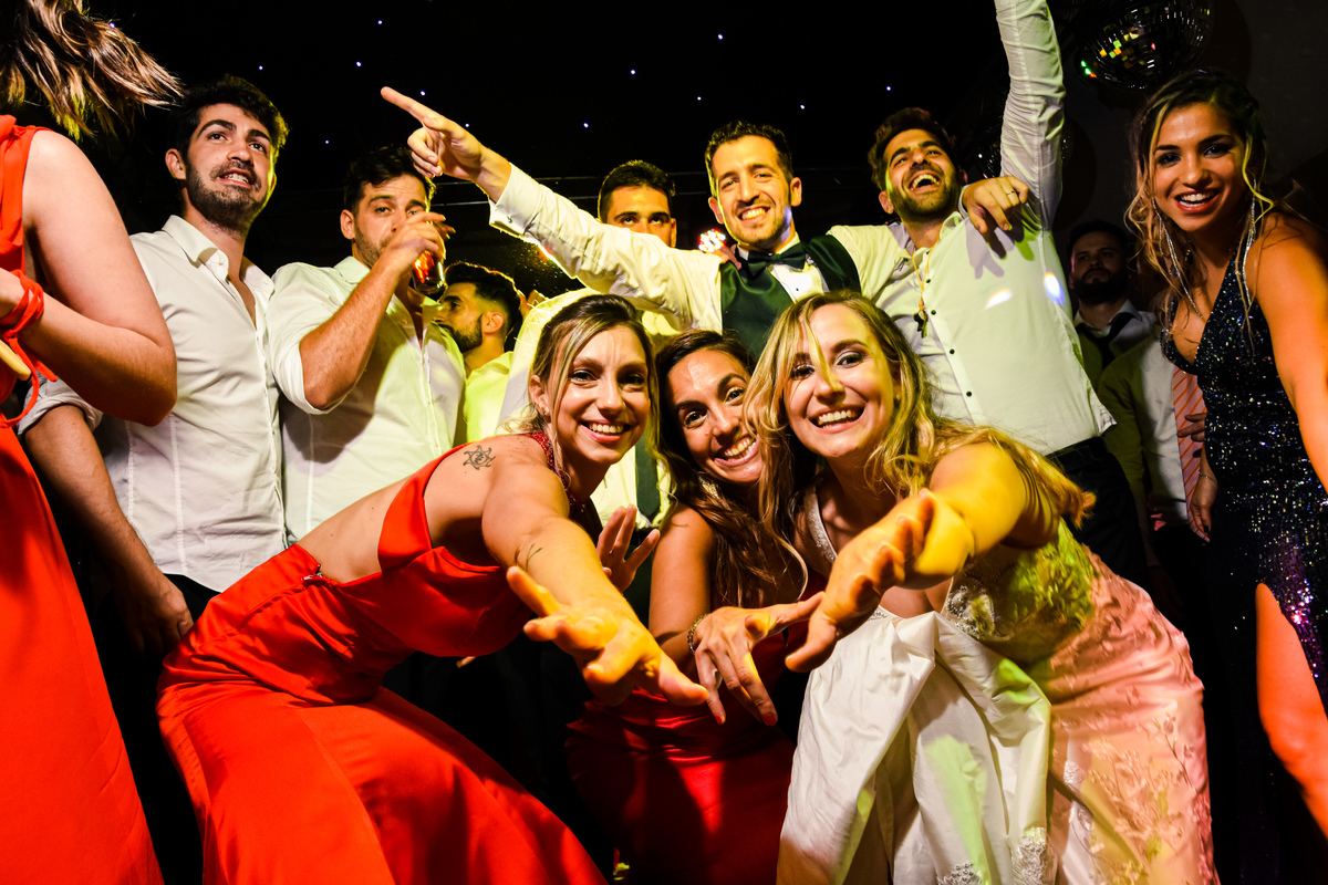 Novia con amigas en pleno show de @aviadoressinescala. Liceo Naval, Nuñez, CABA.