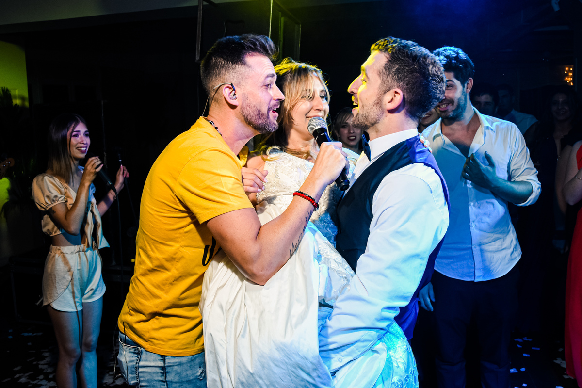 Novio tiene a la novia en brazos en el show de @aviadoressinescala. Liceo Naval, Nuñez, CABA.