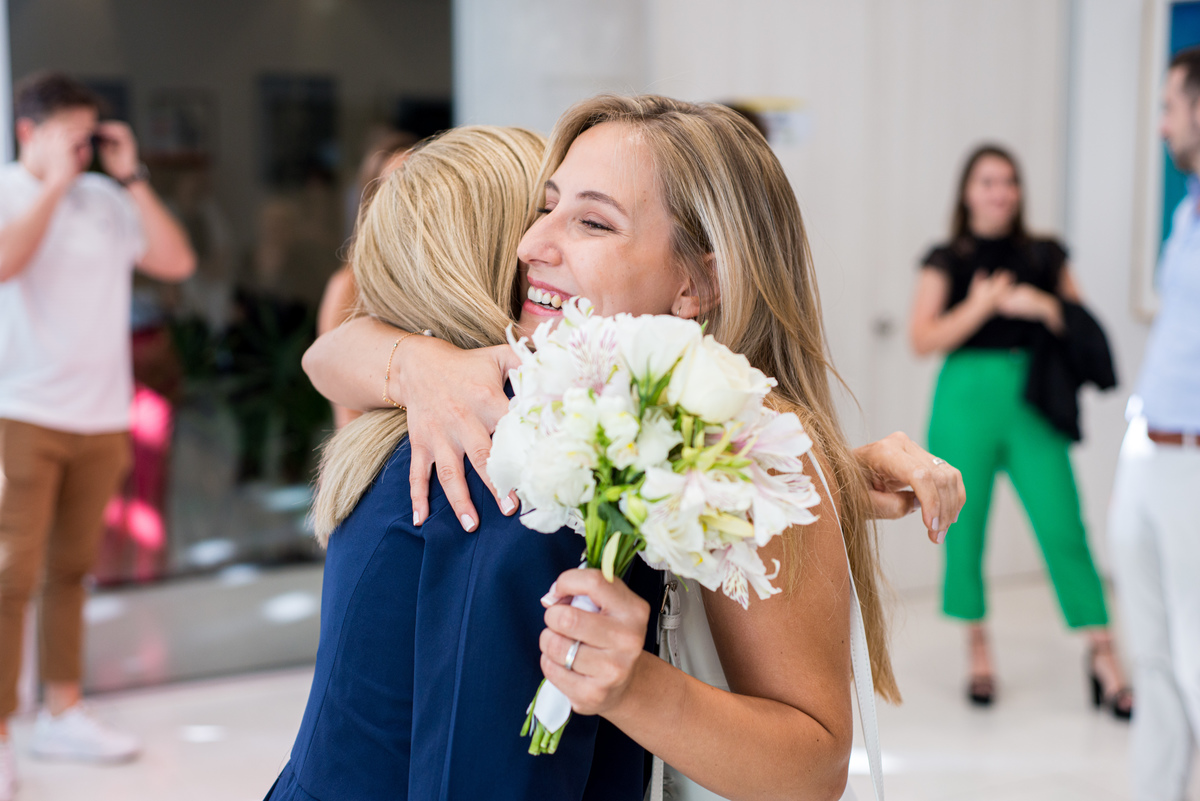 Marcos Pasquare fotógrafo de bodas. Novia abraza a su tía. Civil de Villa Pueyrredón, CGP N° 12.