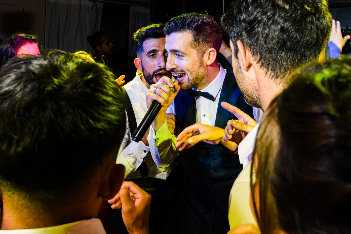 Novio canta al micrófono de @aviadoressinescala con sus amigos. Liceo Naval, Nuñez, CABA.