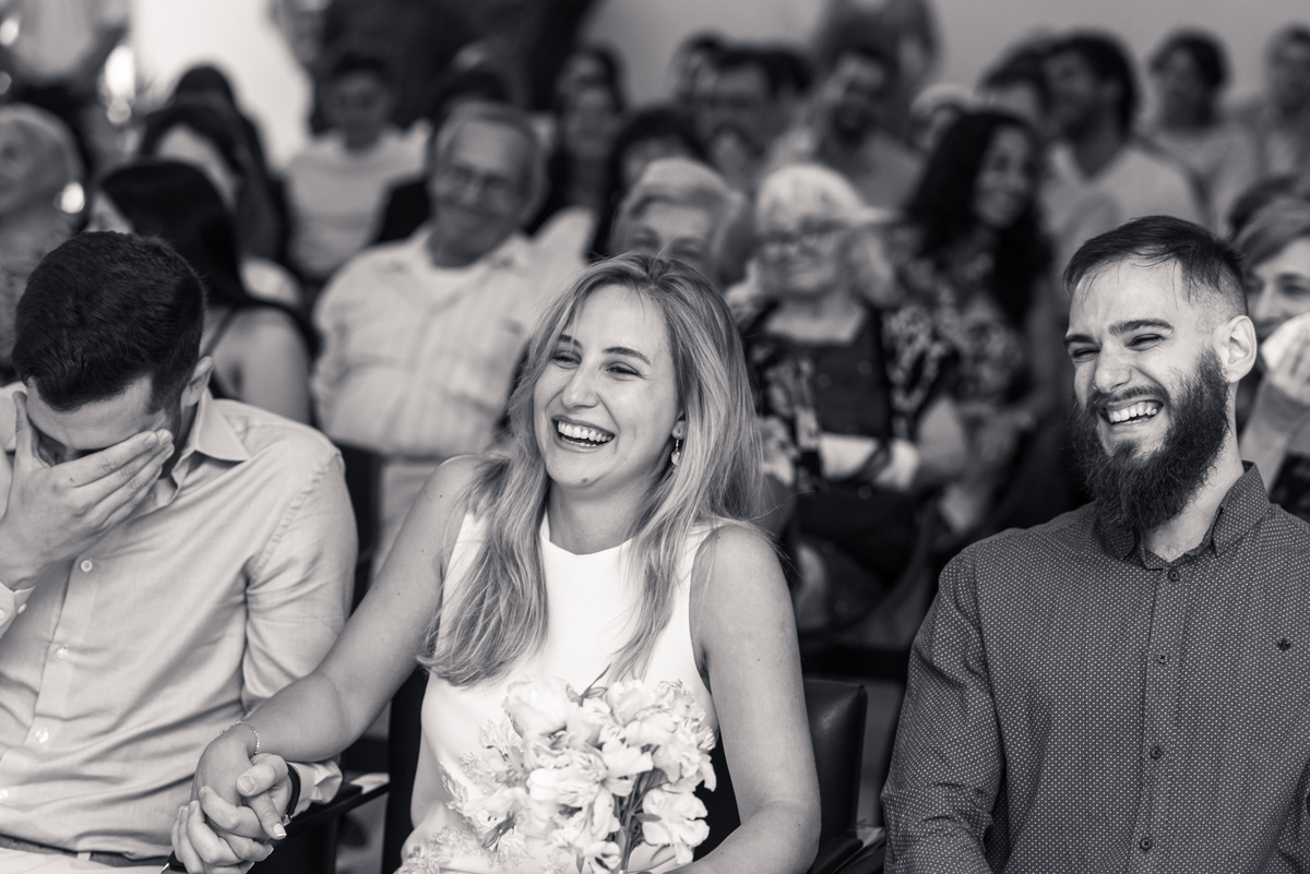 Risas cómplices que calman los nervios de los novios en el civil. CGP N° 12. Marcos Pasquare fotógrafo de bodas