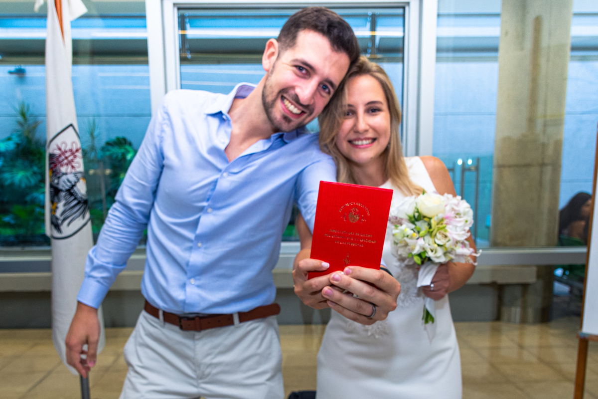 Los novios con la libreta roja. Marcos Pasquare fotógrafo de bodas