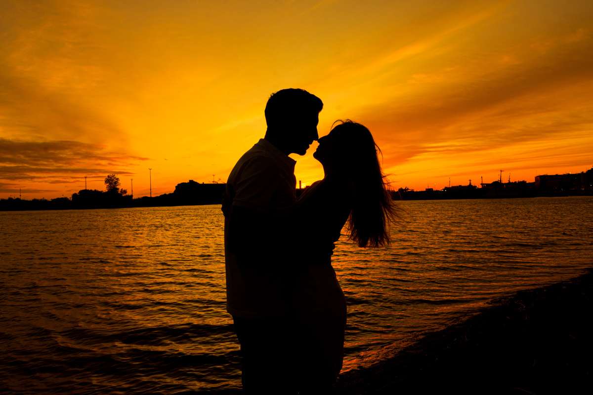Contraluz novios amanecer río. Costanera Norte, CABA. Marcos Pasquare fotógrafo de bodas