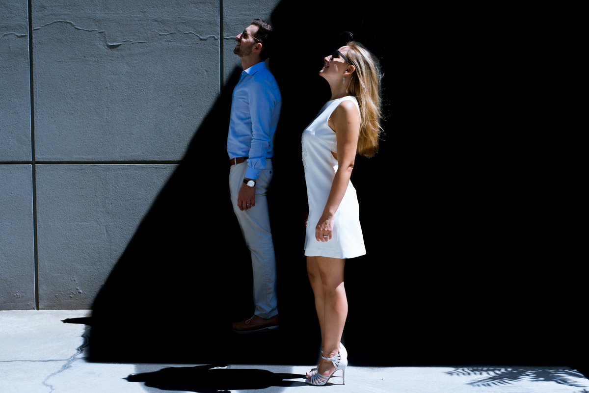 Fotografía de novios en la playa de estacionamiento del edificio. Marcos Pasquare fotógrafo de bodas.