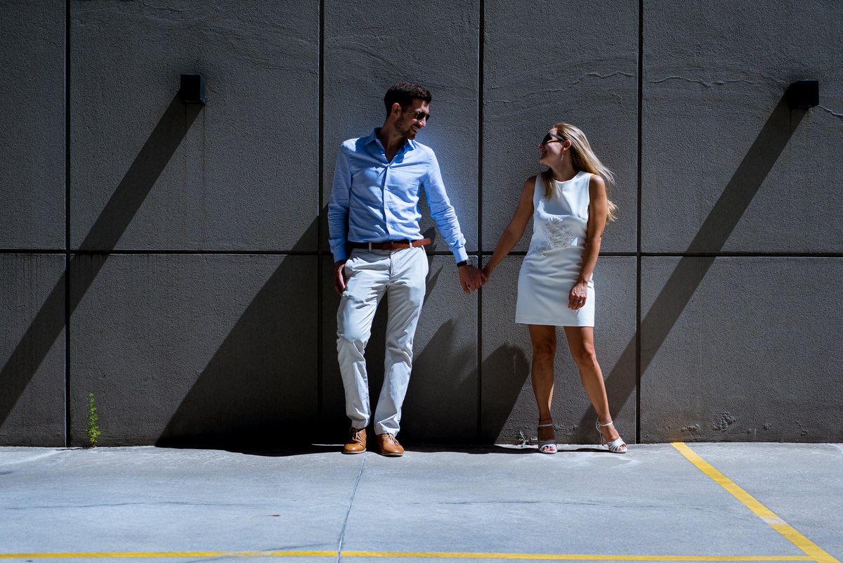 Fotografía de novios en la playa de estacionamiento del edificio. Marcos Pasquare fotógrafo de bodas.
