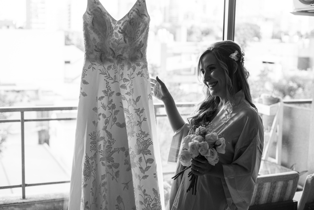 Novia acaricia su vestido, foto blanco y negro. Marcos Pasquare fotógrafo de bodas. Nuñez, Caba.