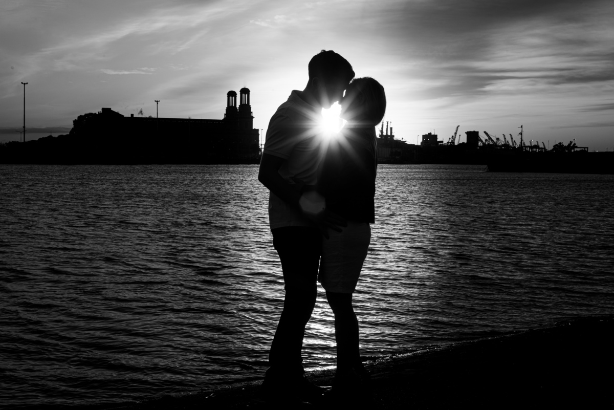 Contraluz blanco y negro novios, amanecer en Costanera Norte, CABA. Sesión Preboda. Marcos Pasquare fotógrafo de bodas